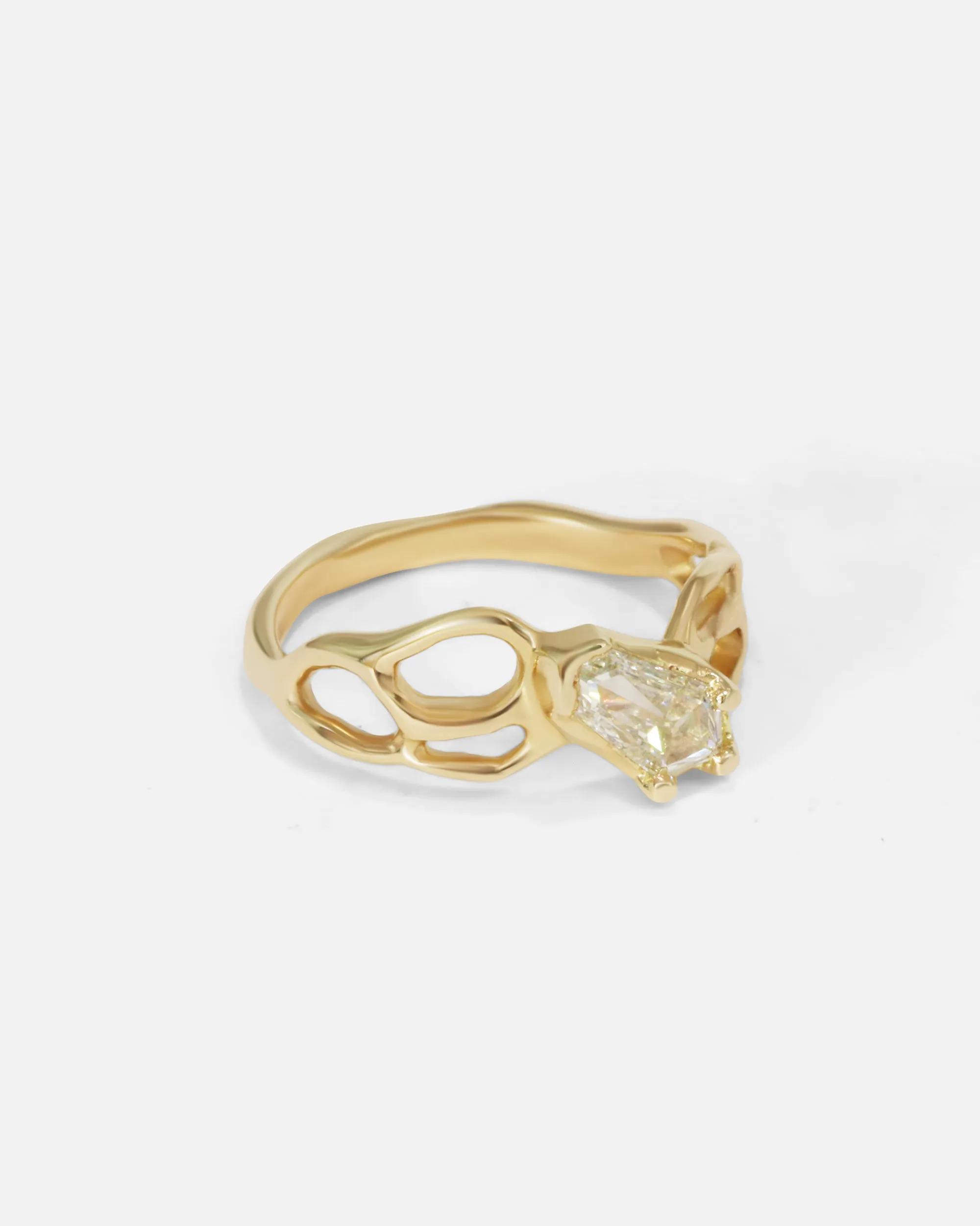 Dappled Summer / Shield Diamond Ring